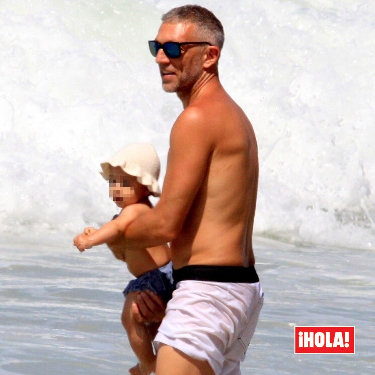 Vincent Cassel, un entregado padre de familia en las playas de Brasil