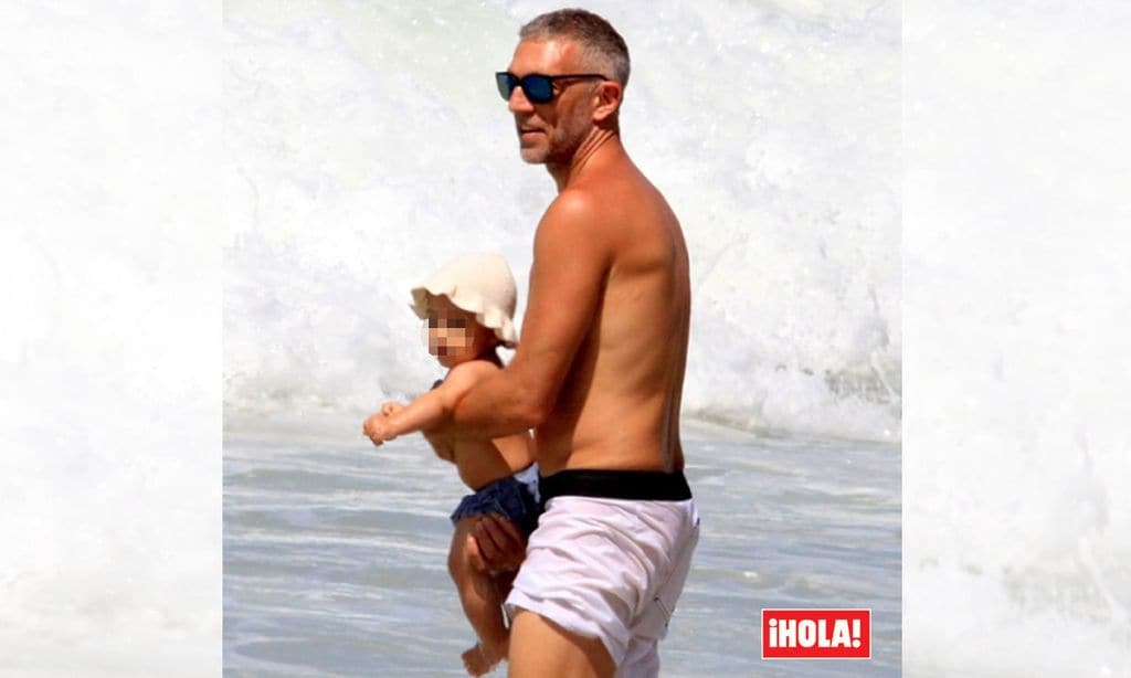 Vincent Cassel, un entregado padre de familia en las playas de Brasil