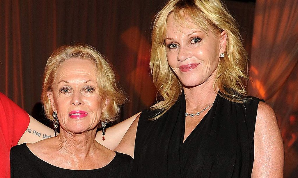 Melanie Griffith presume de madre, espectacular a sus 90 años