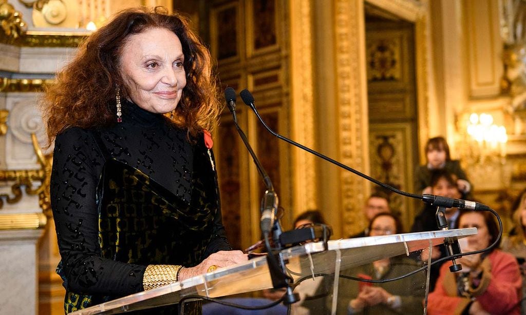 Diane von Fürstenberg recibe la Legión de Honor rodeada de ricos y famosos