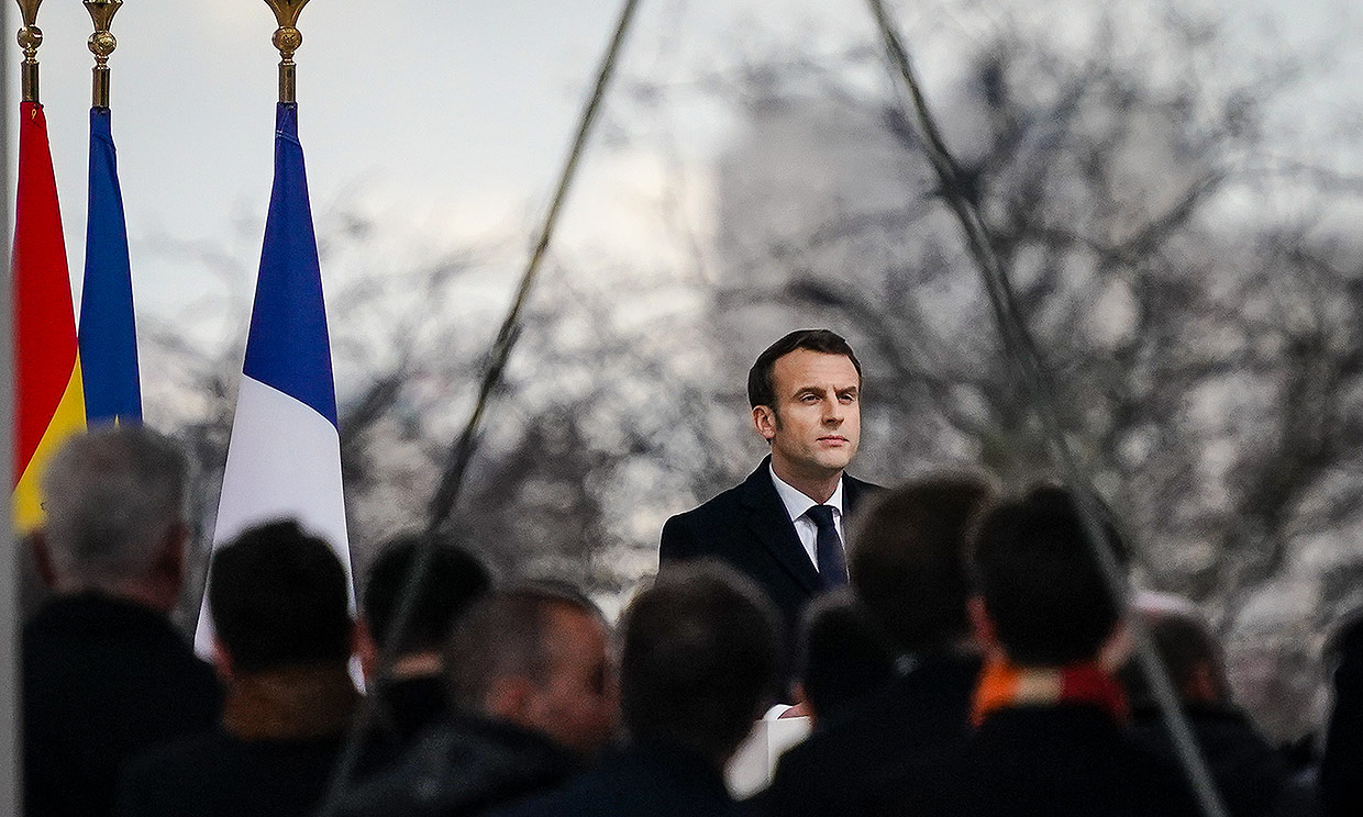 Emmanuel Macron, al más puro estilo Superman en su última foto
