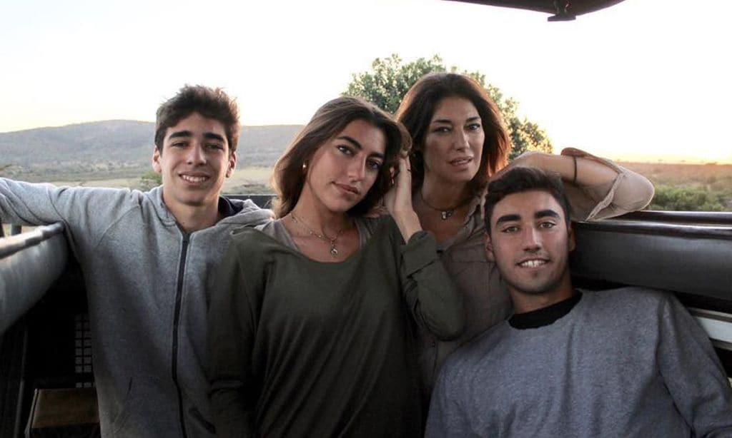 La emotiva actuación musical de Claudia y Nicolás, dos de los hijos de Raquel Revuelta