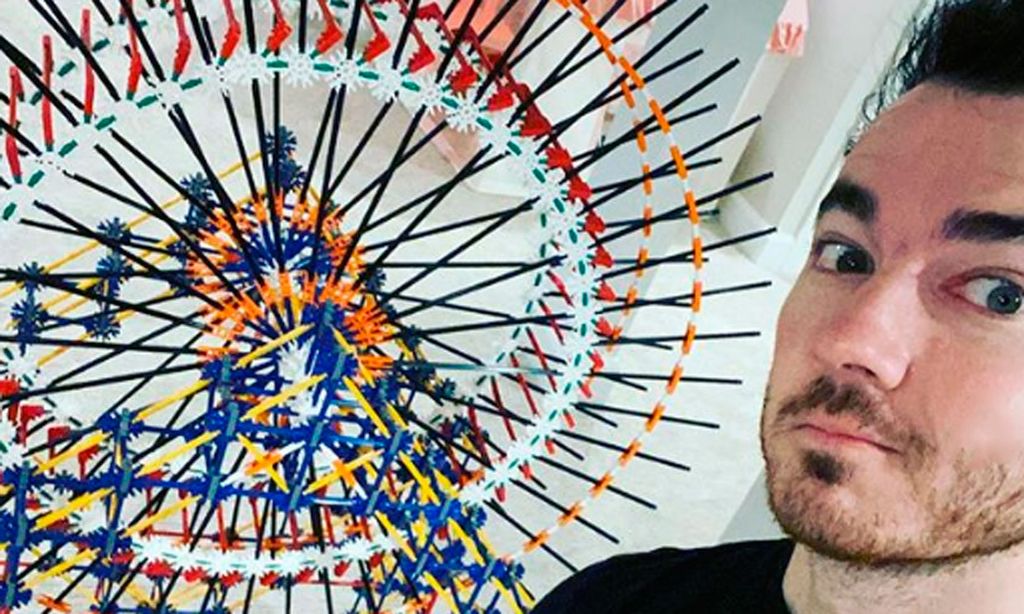Kevin Jonas aprovecha el tiempo en casa para desarrollar su arte ¡con pajitas!