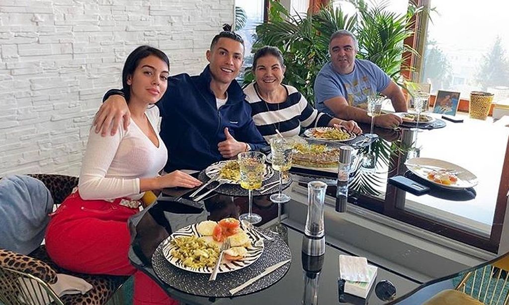 La madre de Cristiano Ronaldo, Dolores Aveiro, recibe el alta y vuelve a casa