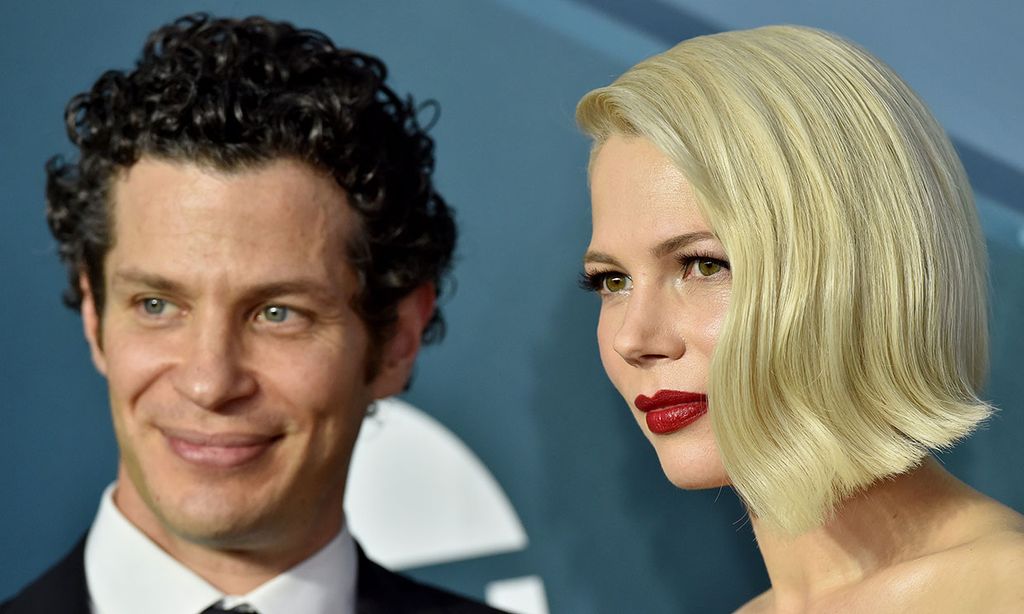 ¿Boda secreta? Michelle Williams y Thomas Kail lucen alianzas de casados