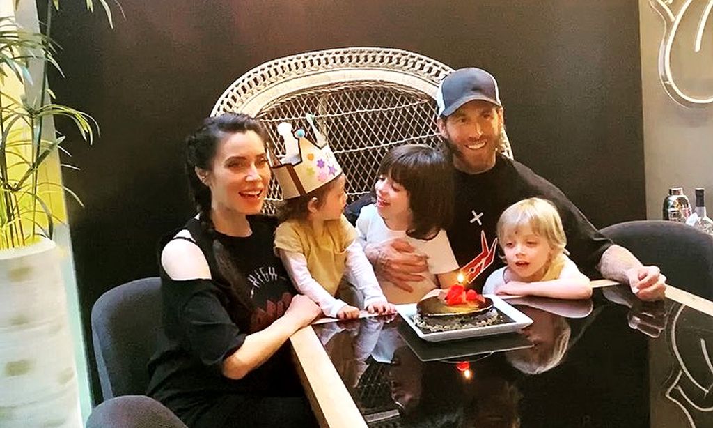 ¡Otro cumpleaños en la familia Ramos Rubio! Alejandro sopla las velas con la ayuda de sus hermanos