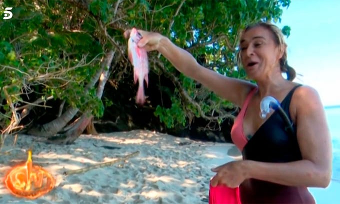 Ana María Aldón emocionada con su primera pesca