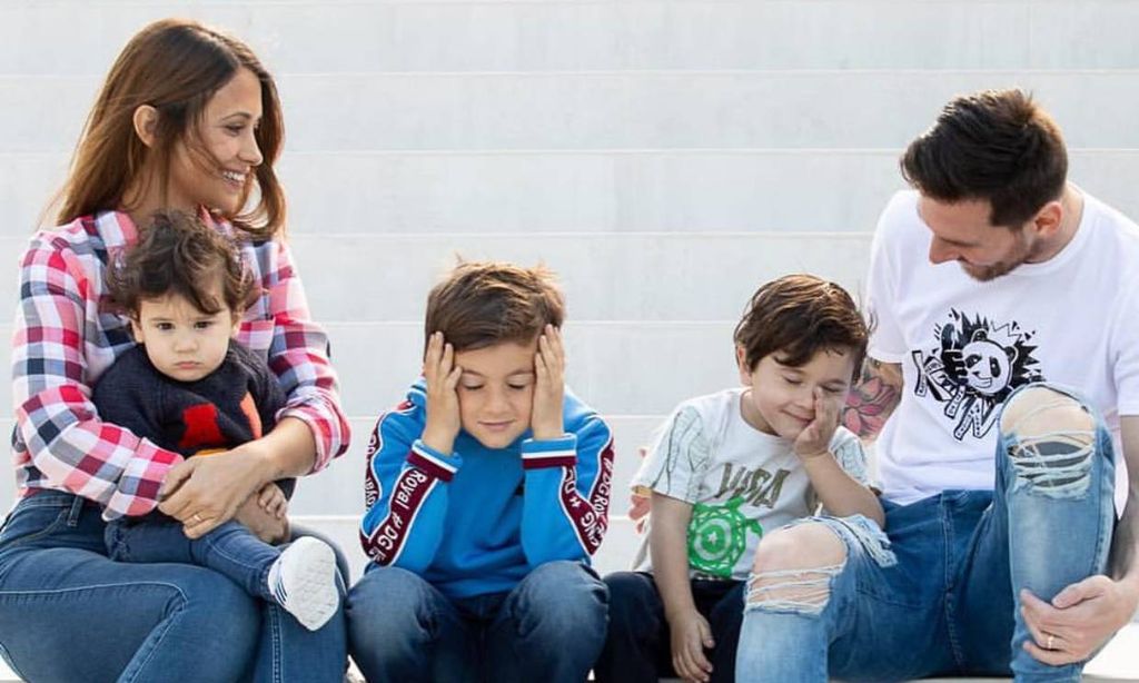 Leo Messi y Antonela Rocuzzo con sus hijos