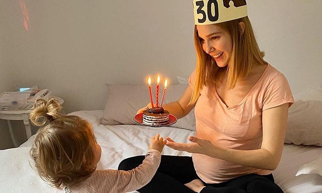 Natalia Sánchez celebra con tortitas de arroz y mucho amor 'el mejor cumpleaños' de su vida