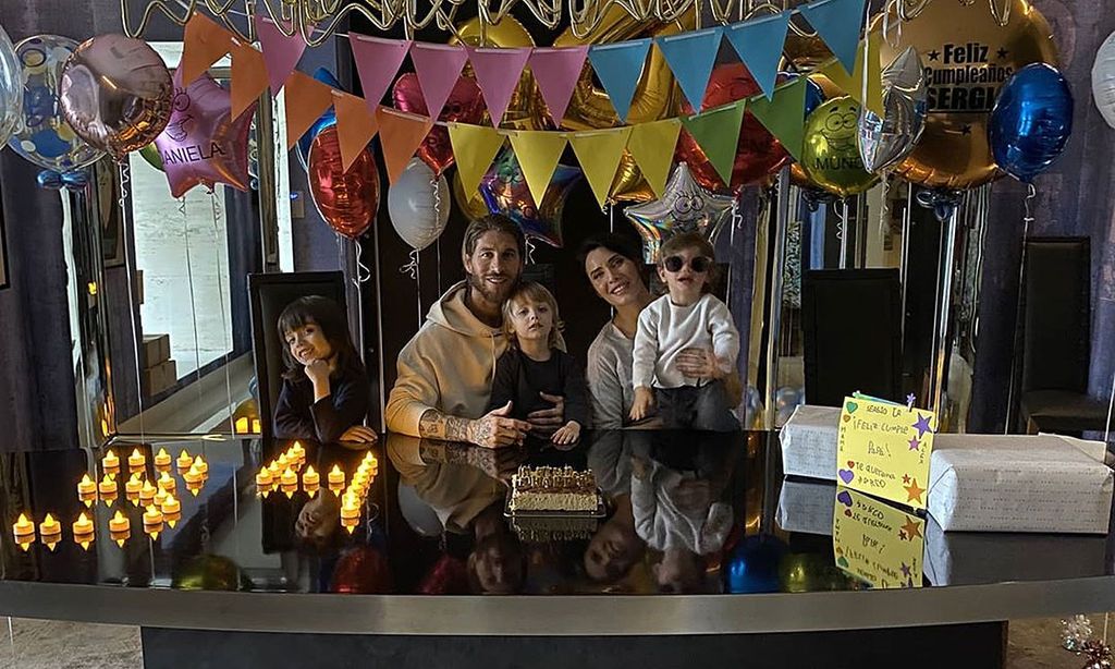 Globos, velas... ¡y la mejor sonrisa! Sergio Ramos cumple años con Pilar Rubio y sus hijos