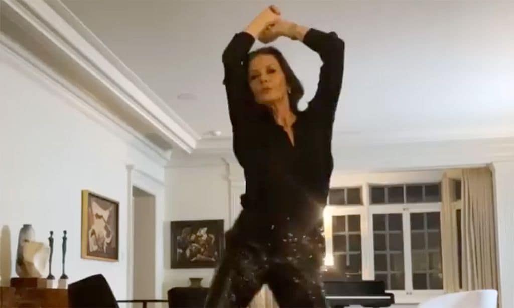 El vídeo de Catherine Zeta-Jones bailando... ¿imitando a Shakira?