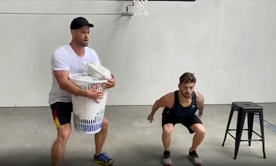 Chris Hemsworth te enseña los ejercicios que puedes hacer... ¡Mientras pones la lavadora!