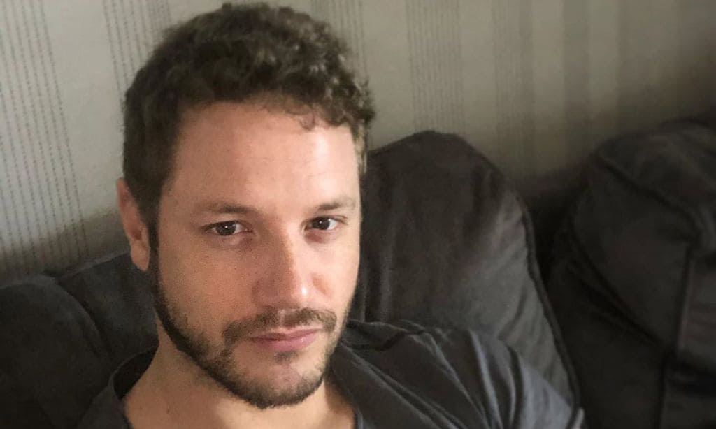 Daniel Diges anima a todos sus vecinos con una actuación desde el balcón