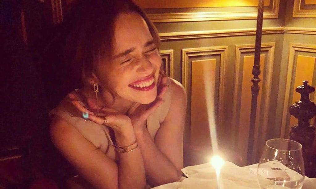 Ya puedes cenar con Emilia Clarke... ¡y por una buena causa!