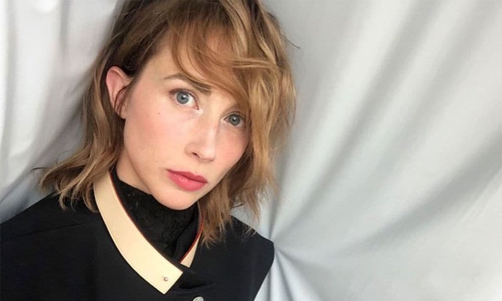 Ingrid García Jonsson cuenta con humor su 'aventura' de teñirse las cejas de morado