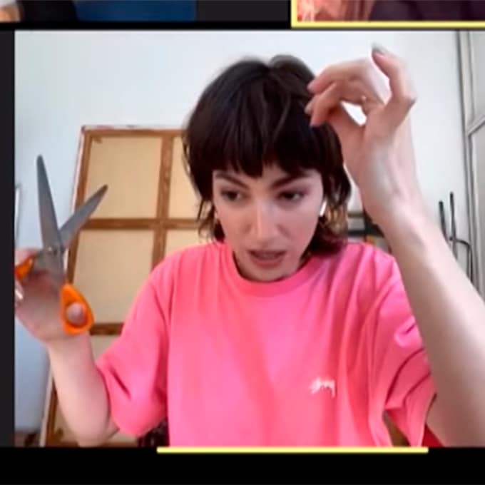 Úrsula Corberó intenta cortarse el pelo en directo, pero no sale como ella espera