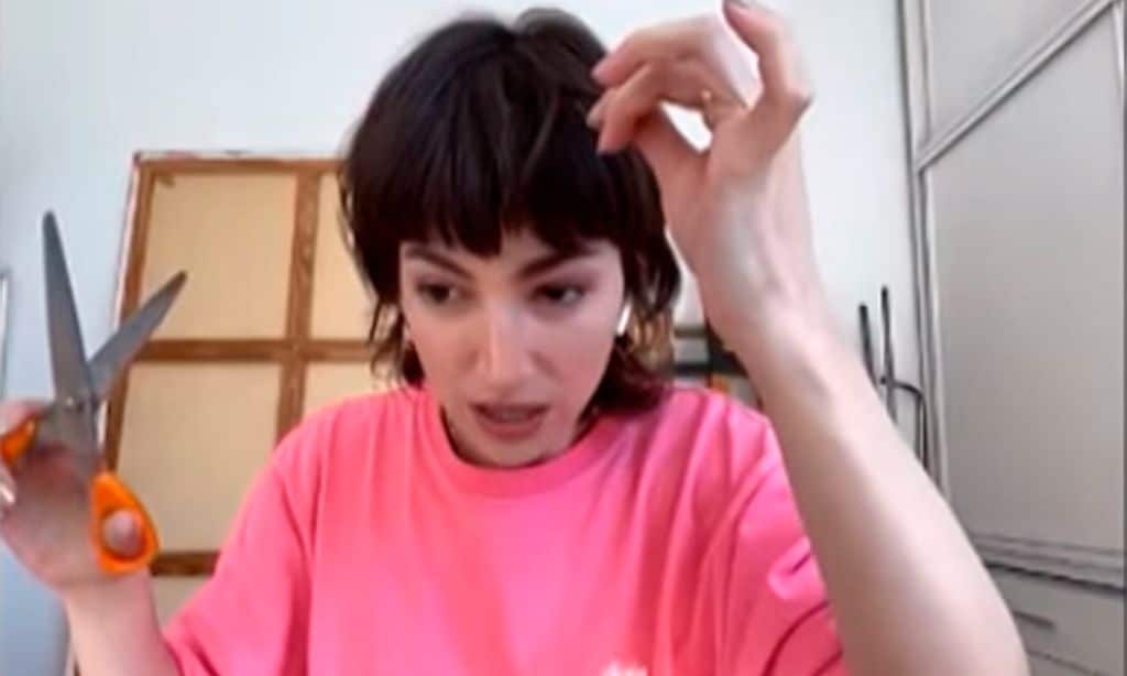 Úrsula Corberó intenta cortarse el pelo en directo, pero no sale como ella espera