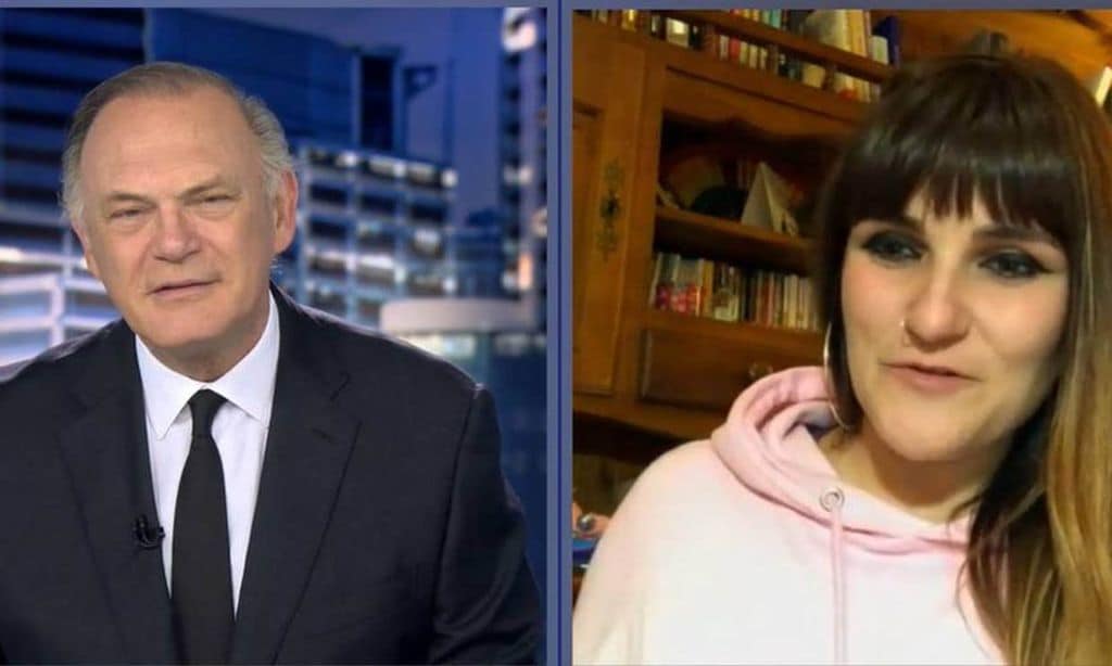 Pedro Piqueras, al borde de las lágrimas al escuchar cantar a Rozalén en 'Informativos Telecinco'