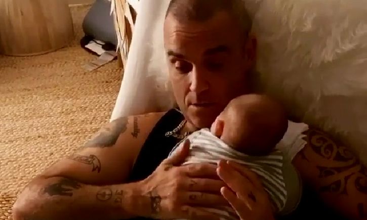 Todo un padrazo: Robbie Williams canta una nana personalizada a su pequeño Beau