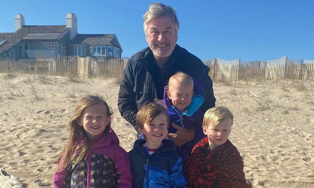 Hilaria Baldwin comparte un tierno vídeo de su marido Alec celebrando su 62 cumpleaños con sus hijos