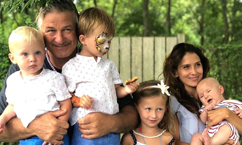 Hilaria y Alec Baldwin con su familia