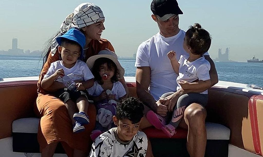 Cristiano Ronaldo y Georgina Rodríguez con su familia