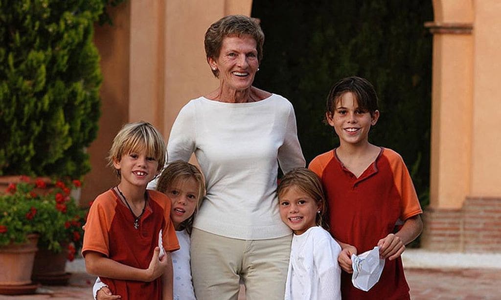 Cristina y Victoria Iglesias con sus hermanos y su abuela