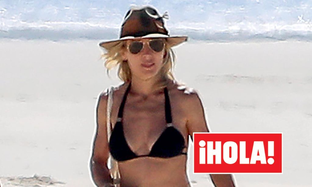 Elsa Pataky paseando por la playa