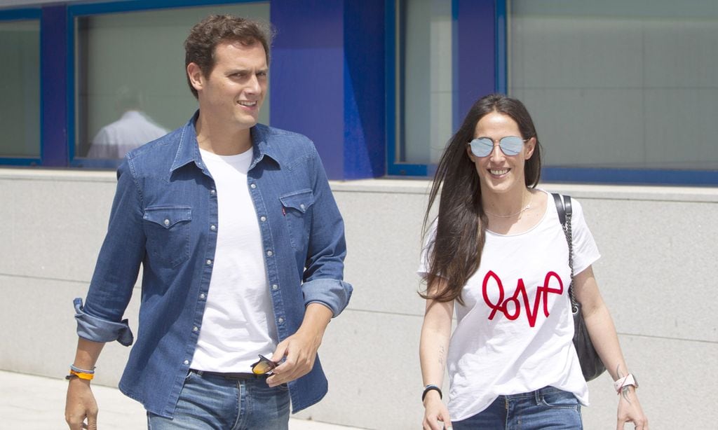 Malú y Alberti Rivera saliendo de hospital