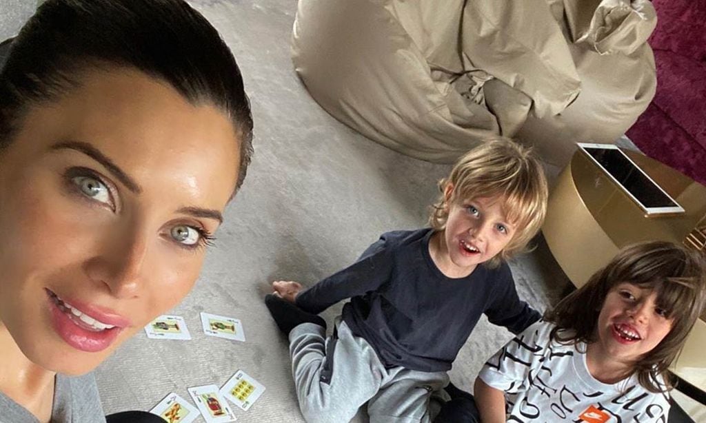 Estrategia y diversión para Pilar Rubio y sus hijos en su 'tarde de cartas'