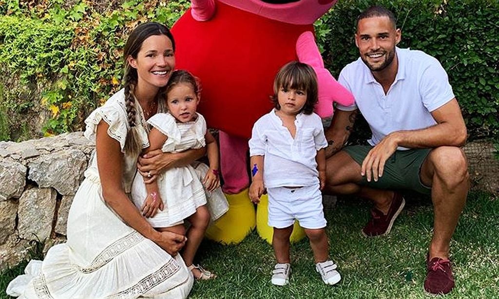 Sin atracos y con un establo, la hija de Malena Costa y Mario Suárez crea la auténtica 'casa de papel'