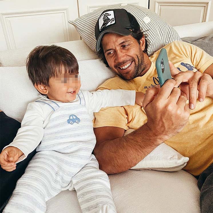 Miguel, el hijo de Ana Boyer y Fernando Verdasco, un efusivo animador a pie de pista