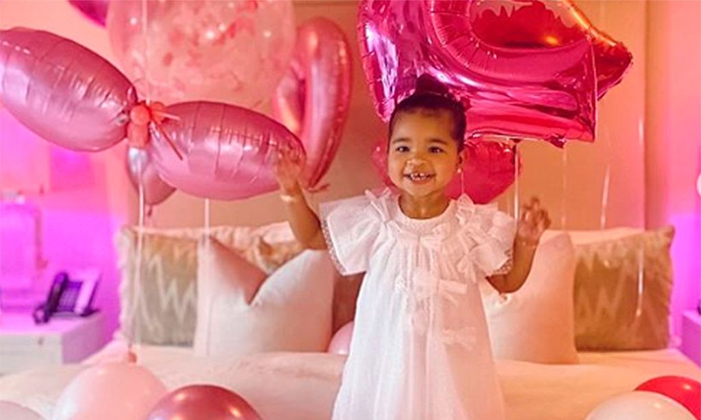 Khloé Kardashian llena la casa de globos y 'trolls' para celebrar el cumpleaños de su hija True