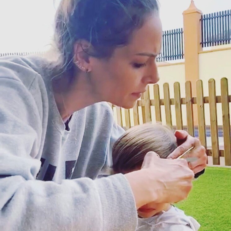 ¡Y ahora peluquera! Las dotes de Eva González con su hijo Cayetano durante la cuarentena