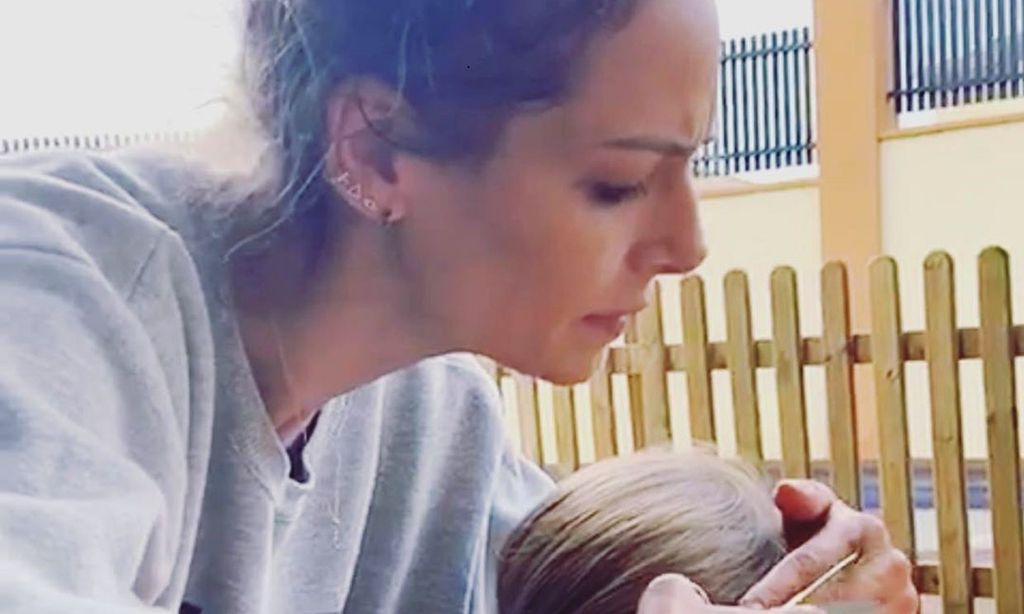 ¡Y ahora peluquera! Las dotes de Eva González con su hijo Cayetano durante la cuarentena