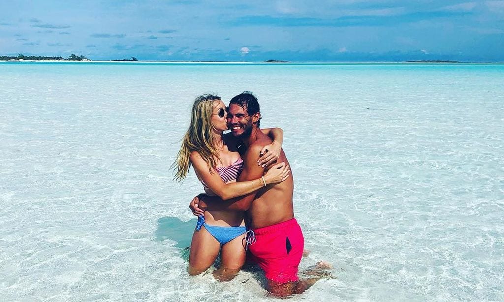 Rafa Nadal con su hermana en la playa