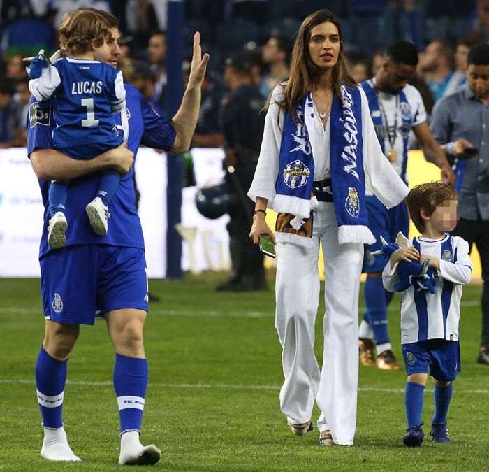 Iker Casillas y Sara Carbonero con sus hijos