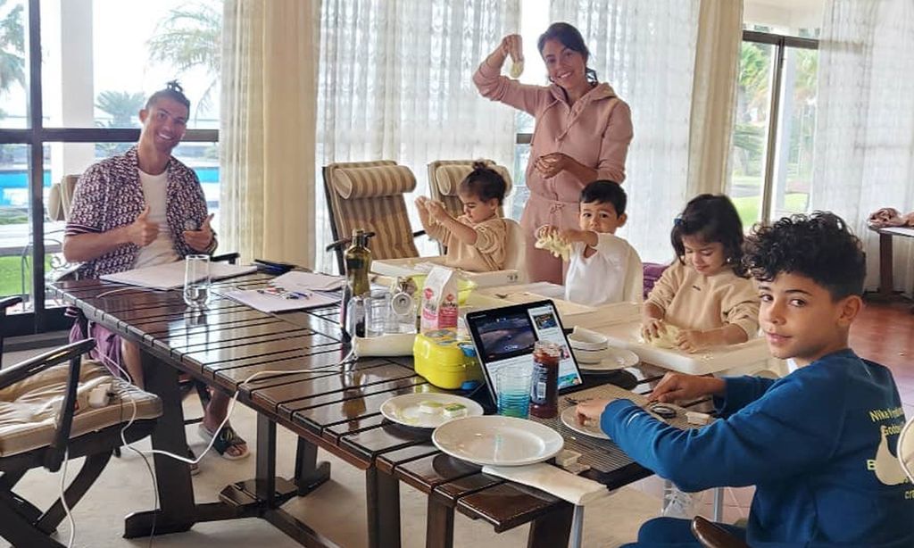 Georgina Rodríguez y Cristiano Ronaldo con sus hijos en casa