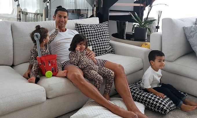Cristiano Ronaldo, con sus hijos pequeños