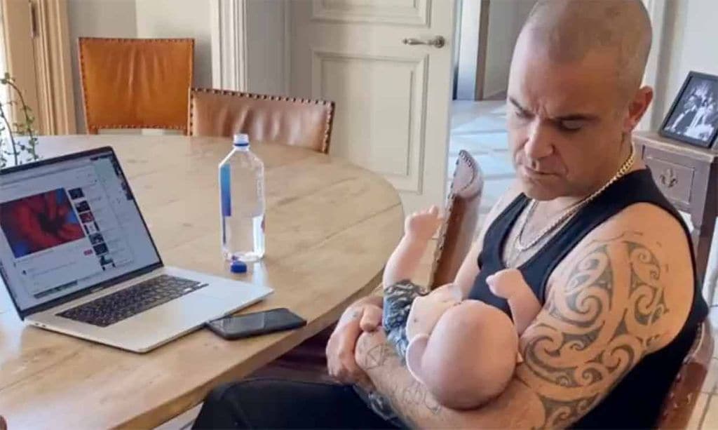 ¿Preparando su oído musical? Robbie Williams canta a su bebé Beau mientras le arrulla