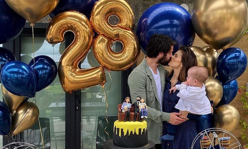 Globos, tarta personalizada... Isco Alarcón sopla las velas en familia pero con una importante ausencia