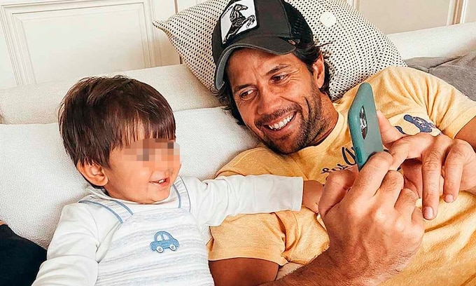 Fernando Verdasco enseñándole algo a su hijo en el móvil