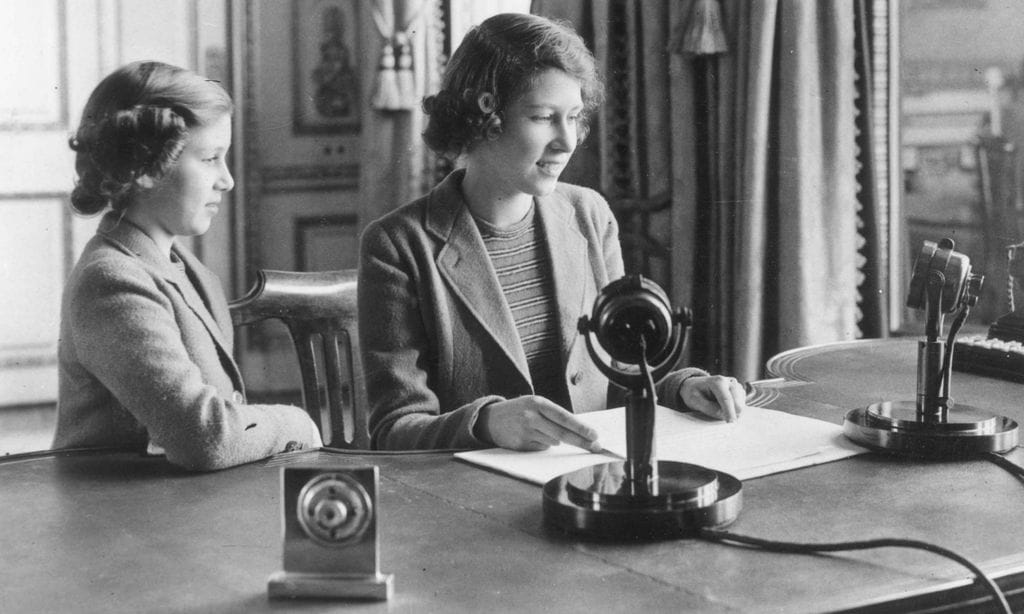 Lo que pueden aprender Leonor y Sofía del mensaje de la reina Isabel II cuando era niña