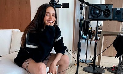 Rosalía se monta su propio karaoke en casa con un micrófono muy original