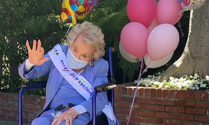 Anne Buyden, celebrando su 101 cumpleaños