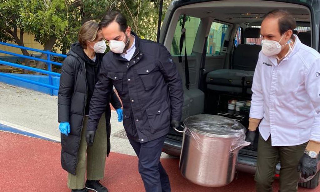 Llevando comida, haciendo mascarillas... así ayudan las celebrities españolas contra la pandemia