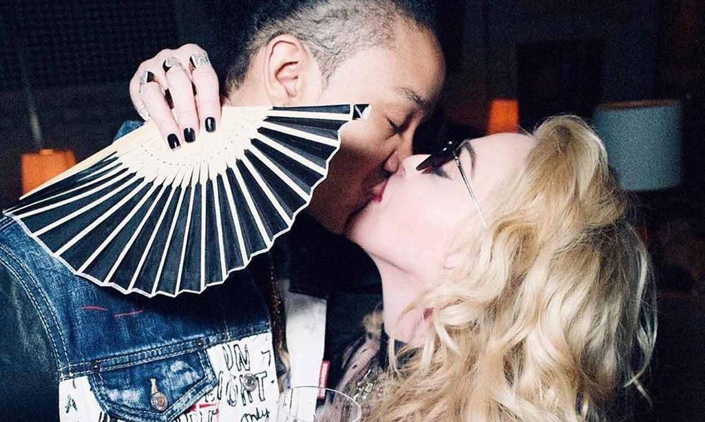 Madonna confirma estar enamorada felicitando a su novio y abriendo su álbum personal 