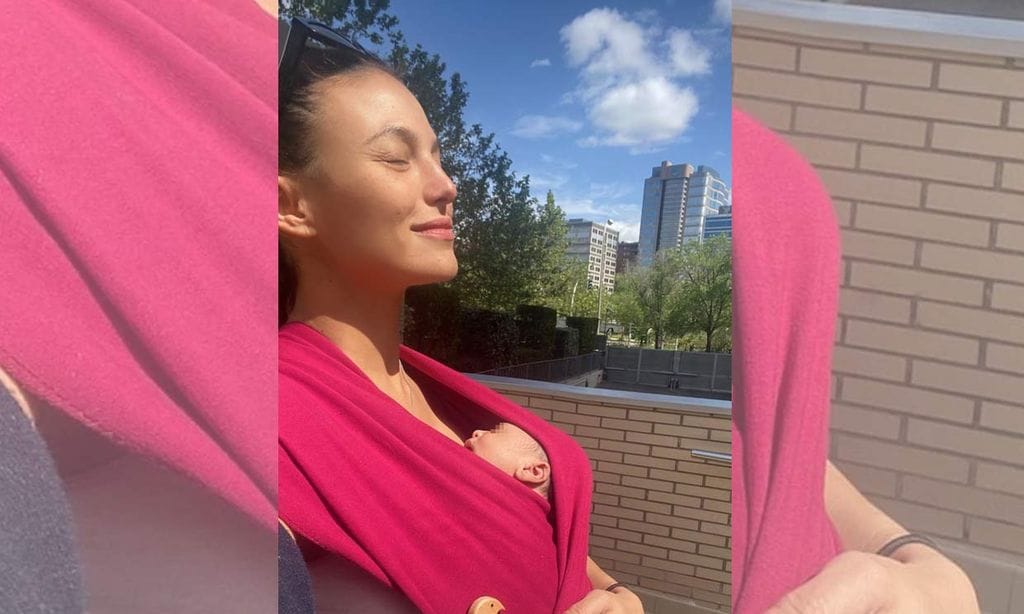 Elisa Mouliaá da el 'primer paseíto' con su hija recién nacida