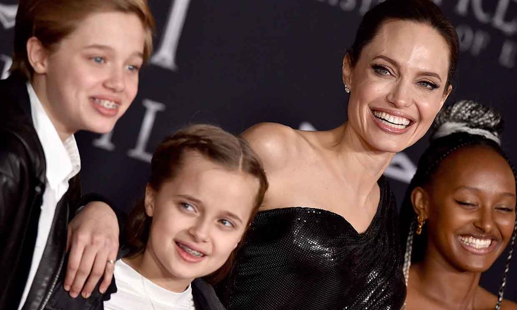 Angelina Jolie con tres de sus hijos
