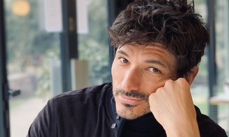 Andrés Velencoso se despide de su barba al ritmo de la canción de moda